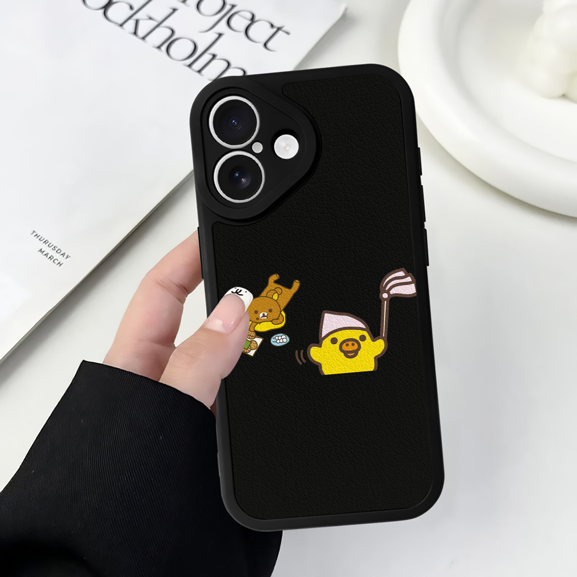 （画像用） リラックマ リラックマ キイロイトリ Rilakkuma Korilakkuma Kiiroitori 【iPhone 16シリーズ対応】シリコンスマホケース（レザー調） 材質：シリコン